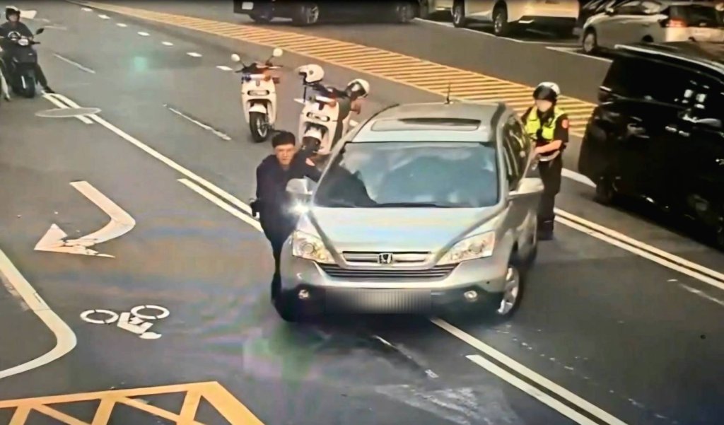 自小客突拋錨卡路中　大同分局警神救援協助推車