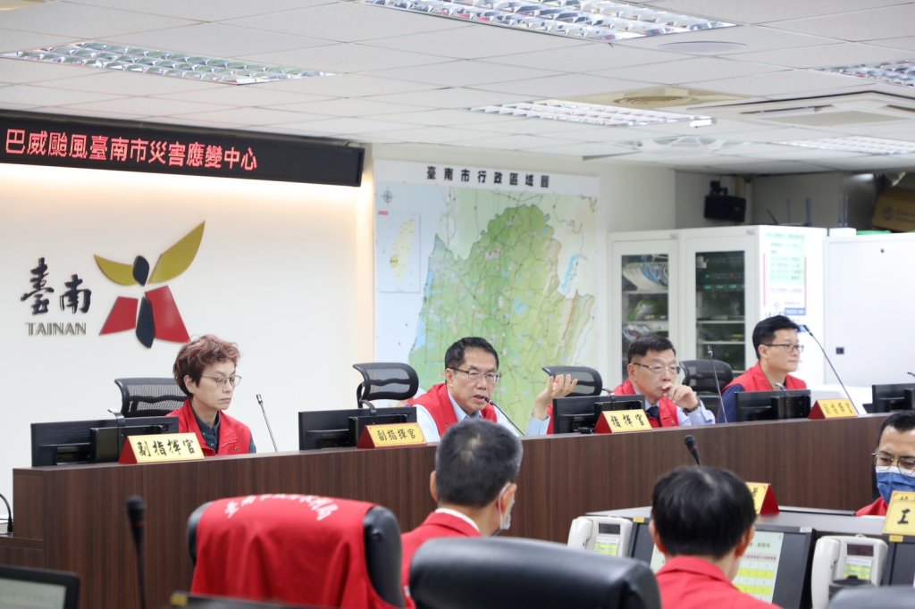 巴威颱風來襲 黃偉哲坐鎮指揮中心籲勿掉以輕心持續防颱