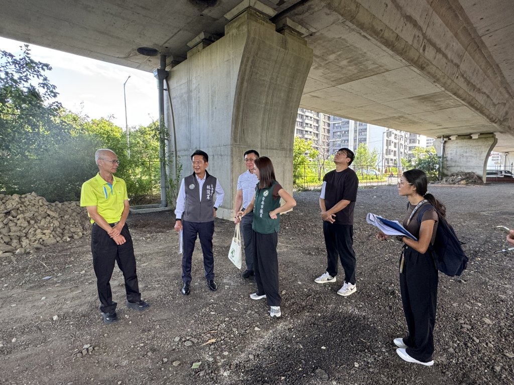 林俊憲會勘南區86快速道路橋下籃球場規劃 將活化閒置空間打造全民運動環境
