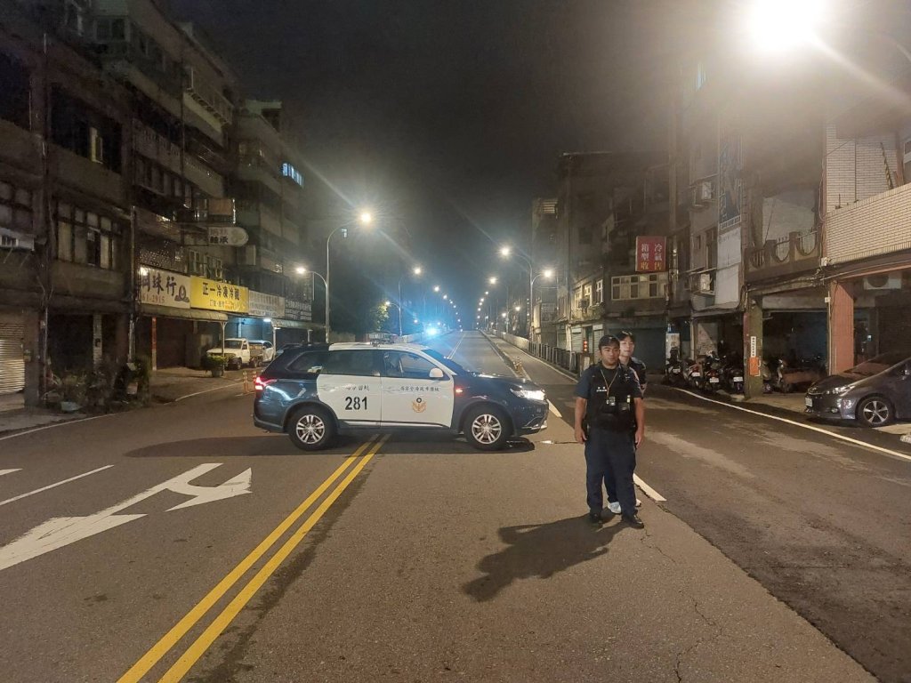 駕駛身體不適連撞卡車內 桃警出動急救援