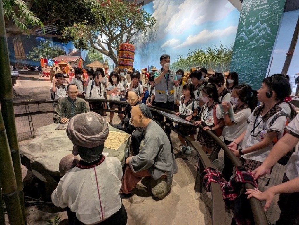 排灣族服飾藏歷史密碼 臺南學子走進國立臺灣歷史博物館認識族群文化