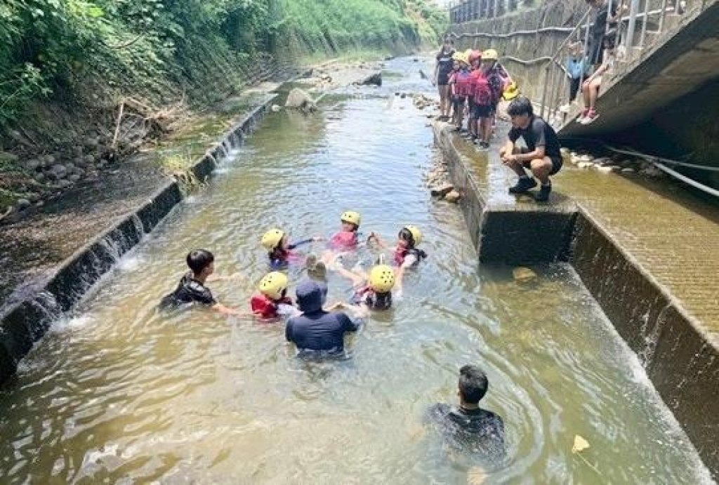 溪流當教室、眷村變跑道 嶺口國小五天暑期夏令營，讓偏鄉孩子玩出自信與認識家鄉