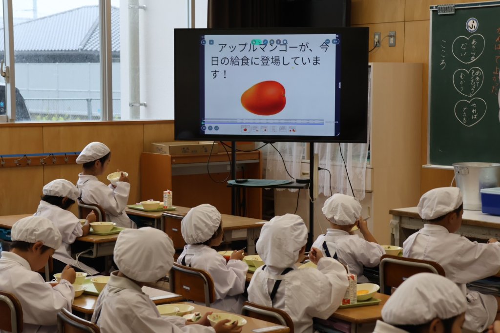 愛文芒果飄香日本校園 山口縣防府市學童用畫筆傳遞台日情誼