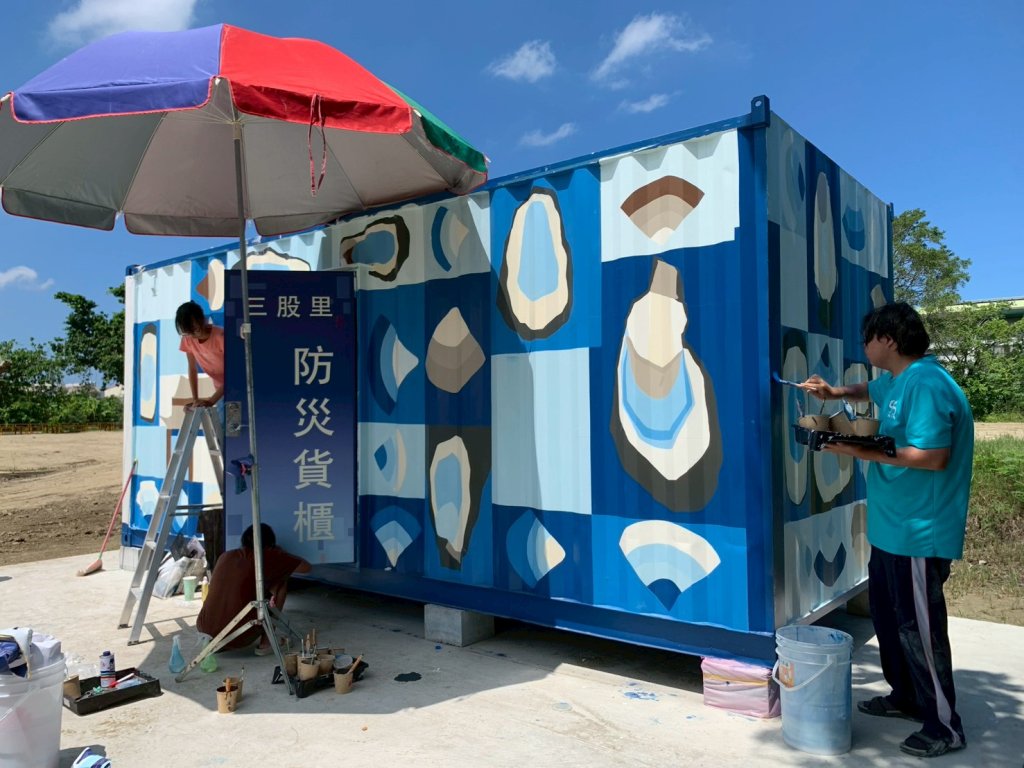 落實USR「做中學」！ 崑大空設系攜手彩繪防災貨櫃實踐地方創生