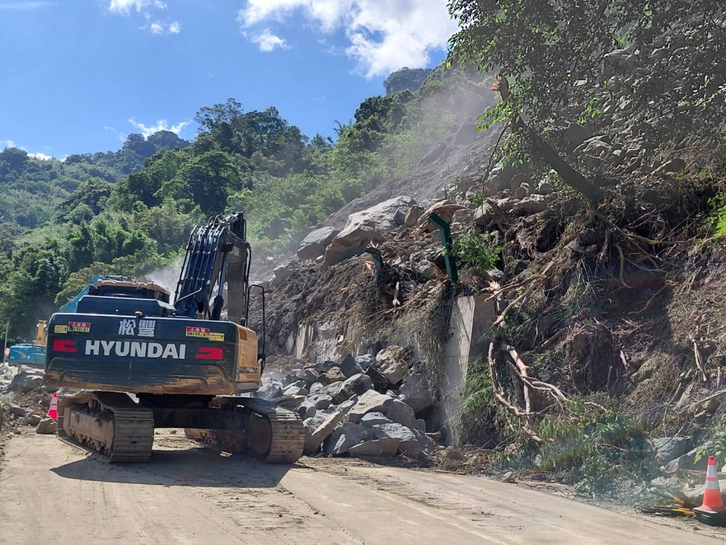 苗62線邊坡危石持續排除　大湖鄉公所提醒採單線通行、用路人減速注意安全