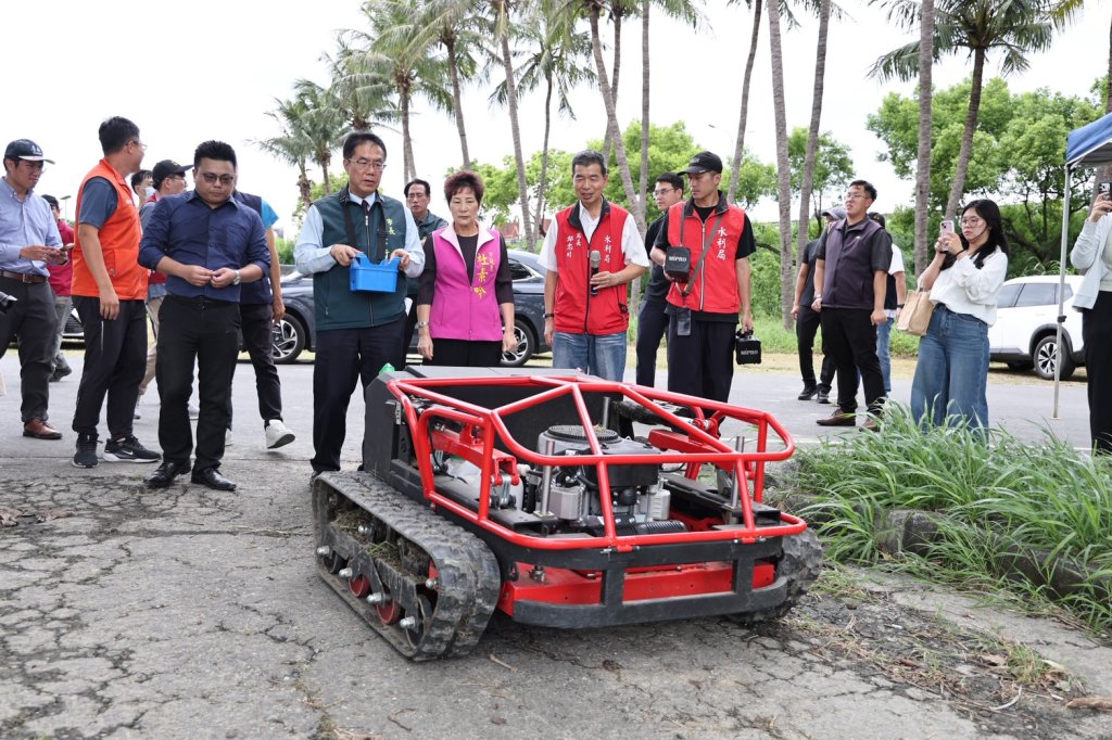 科技治水再升級！仁德滯洪池導入遙控割草機器人提升工作效率 
