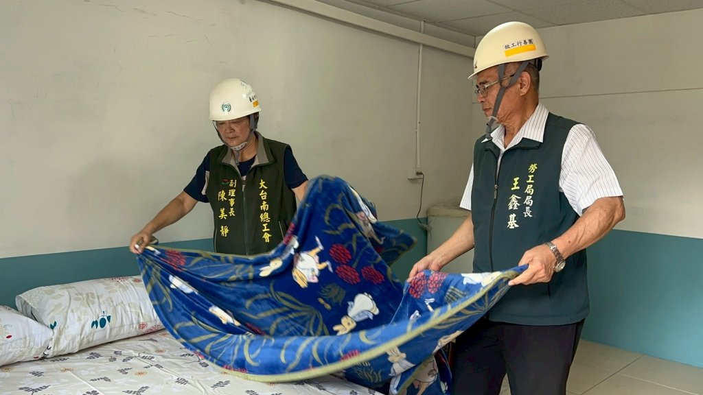 臺南市「做工行善團」頂著烈陽，用汗水縫補破碎的老屋