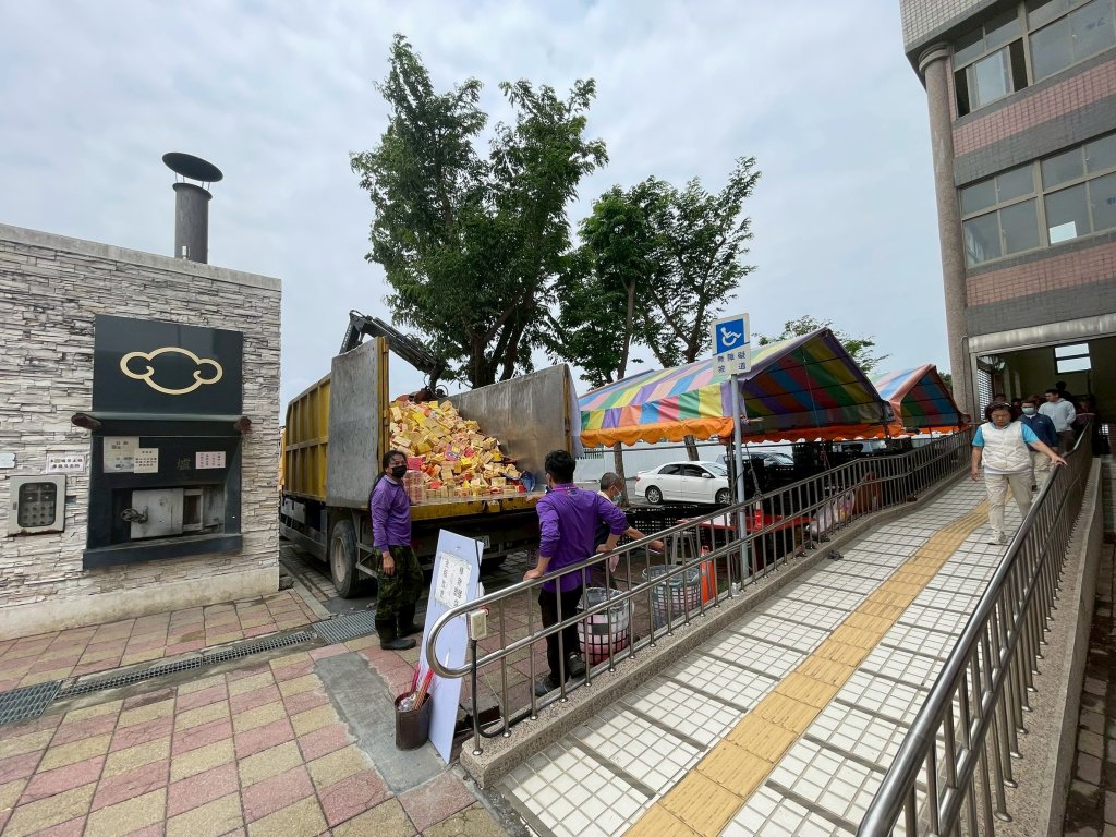 紙錢專用爐全力燒化！南市環保局籲「以功代金」愛心轉為福報