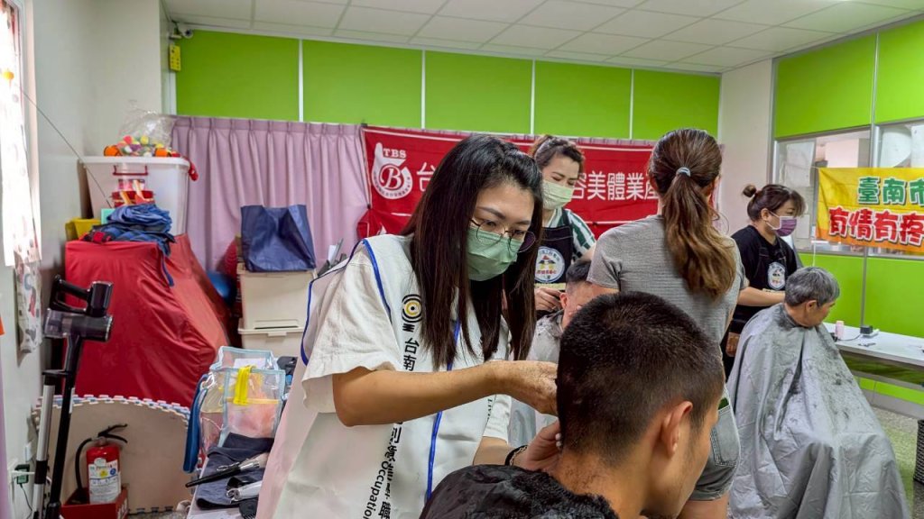 勞工局做工行善團攜手工會 用專業義剪傳遞城市溫暖