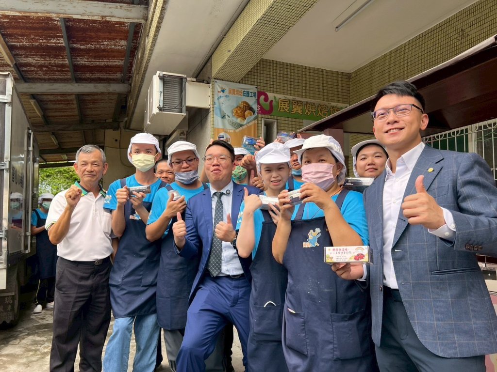 汽車公司副所長張哲斌攜手市議員朱正軒 捐贈百輛模型車與愛心善款 支持展翼烘焙坊