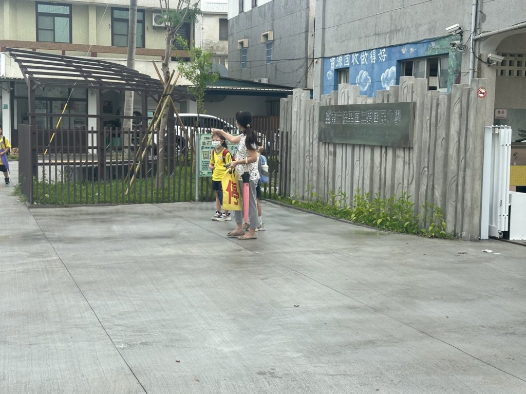 落實人本交通！佳里仁愛國小通學步道完工 圍牆退縮避免人車爭道 