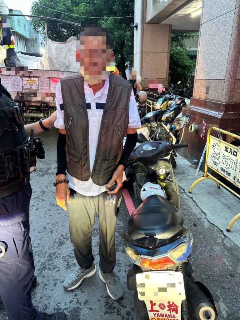  無照只是煙霧彈 蛇行男死抱手套不放　警一查竟藏海洛因、安毒