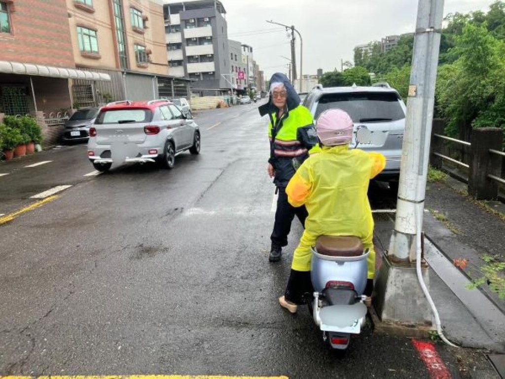  憂老婦雨中迷途 警尋線護團圓