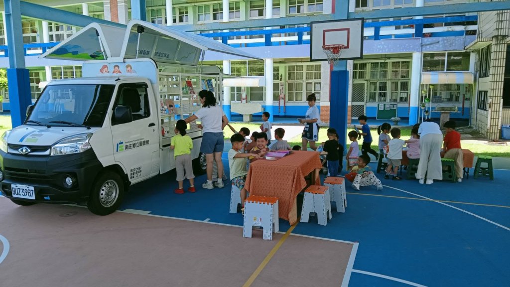 南庄鄉立圖書館巡迴書車開進校園　親子共讀點燃閱讀樂趣