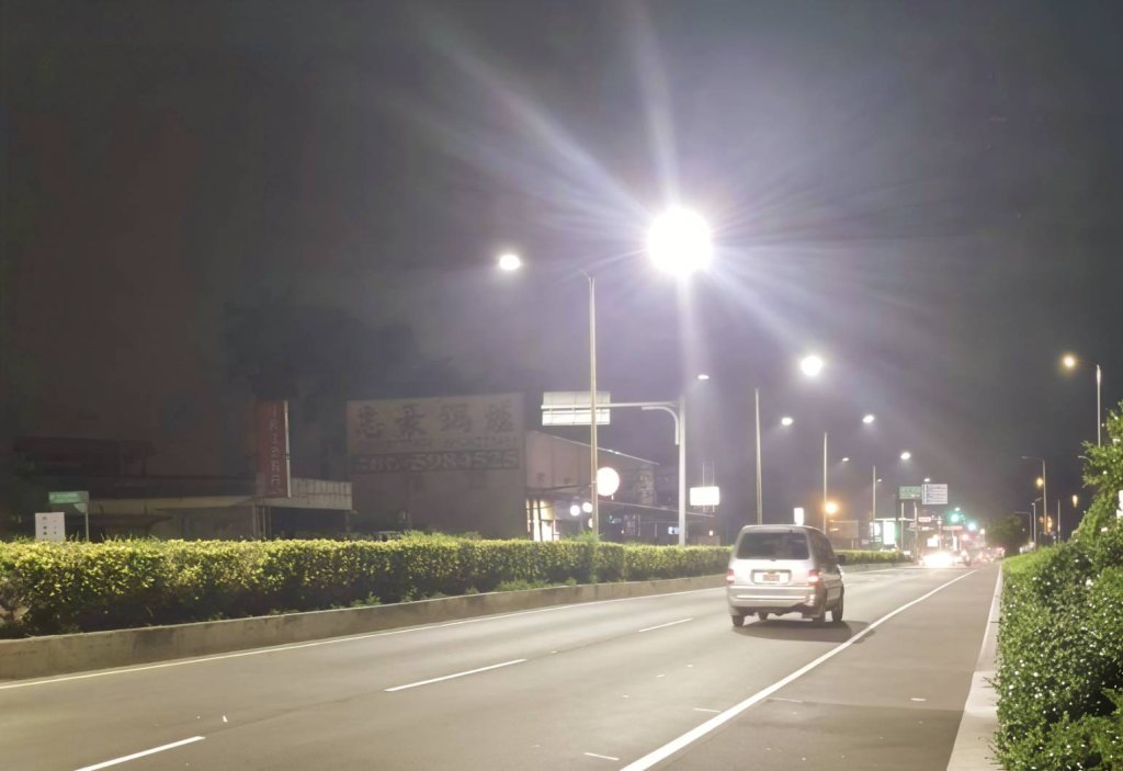 路燈換裝節能減碳燈泡年省2億電費 智慧路燈自動報修