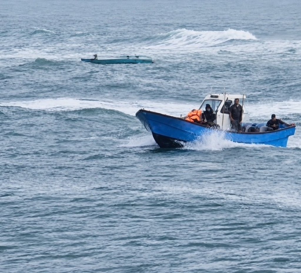 海象惡劣漁船翻覆 海巡漁友聯手救援