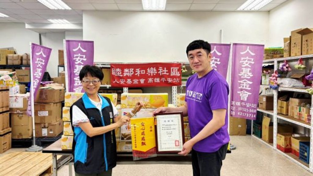 臺灣港務公司送芒果消暑 寒士「吃人一口，報人一斗」捲袖清溝迎颱