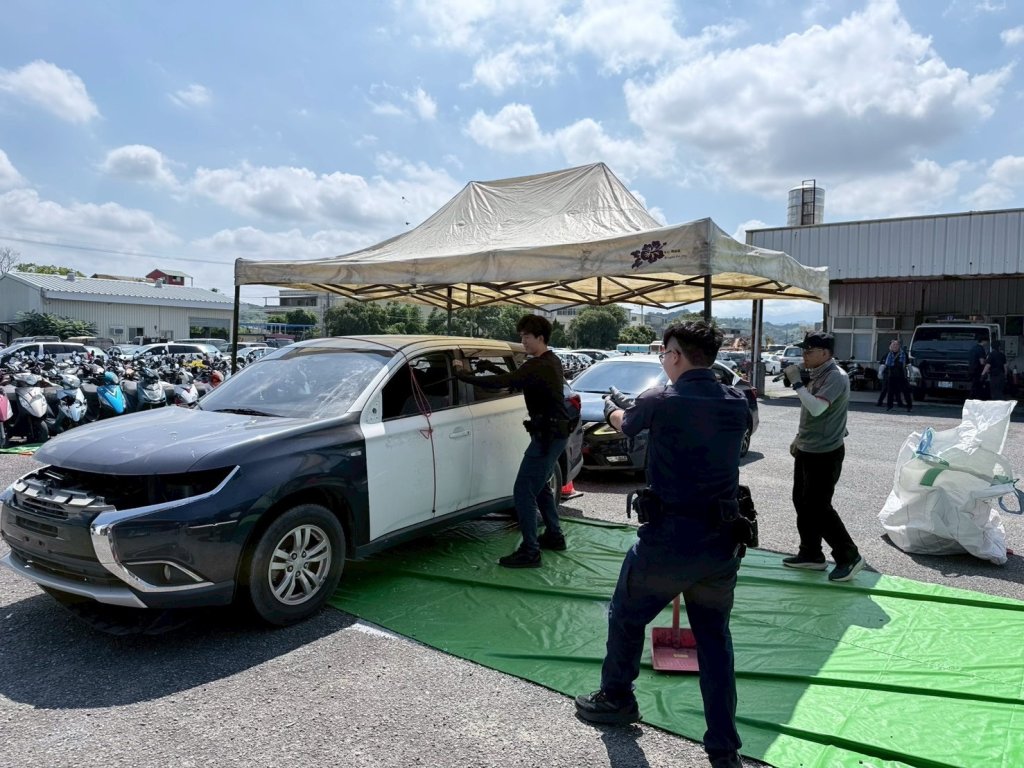 廢玻璃變身訓練教材  環保業者攜手苗栗警、 強化毒駕攔檢破窗技