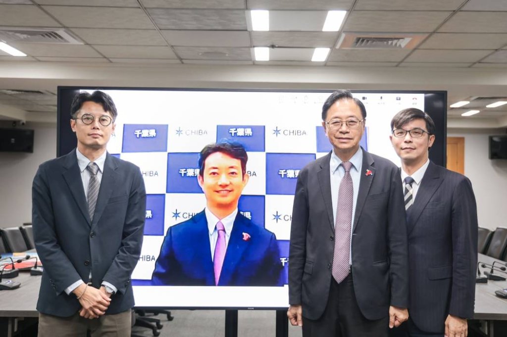桃園、千葉締盟10週年　張善政贈「桃花油菜花纏花簪」見證友誼再續新篇章