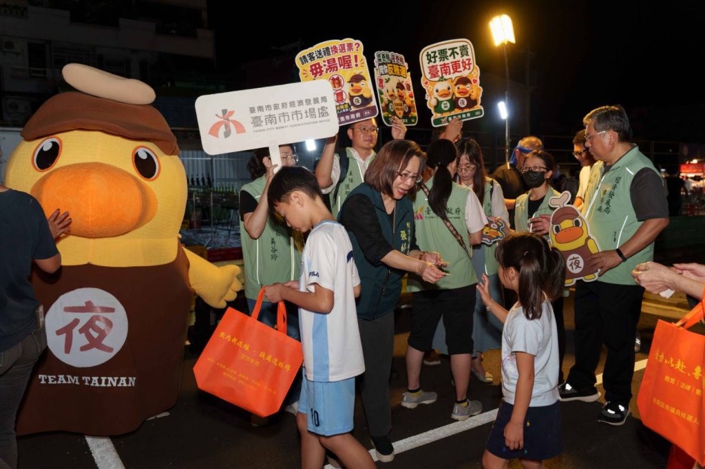夜奇鴨前進中洲寮夜市 超萌魅力延燒「扭出夜奇鴨」再掀熱潮