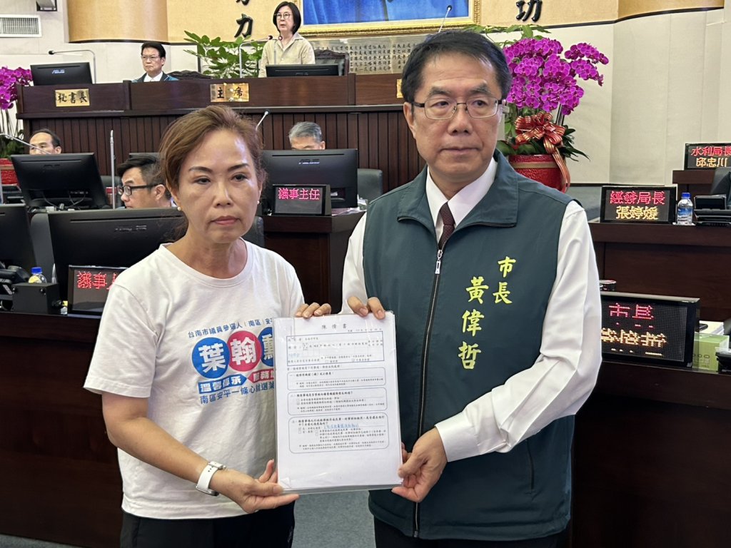 市議員林美燕代台安藥局員工遞陳情書給市長黃偉哲 希望勞工局幫忙調解
