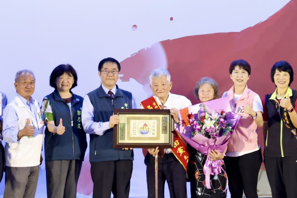 台南52位模範父親接受表揚 黃偉哲抽金戒指、加碼紅包及腳踏車獻祝福