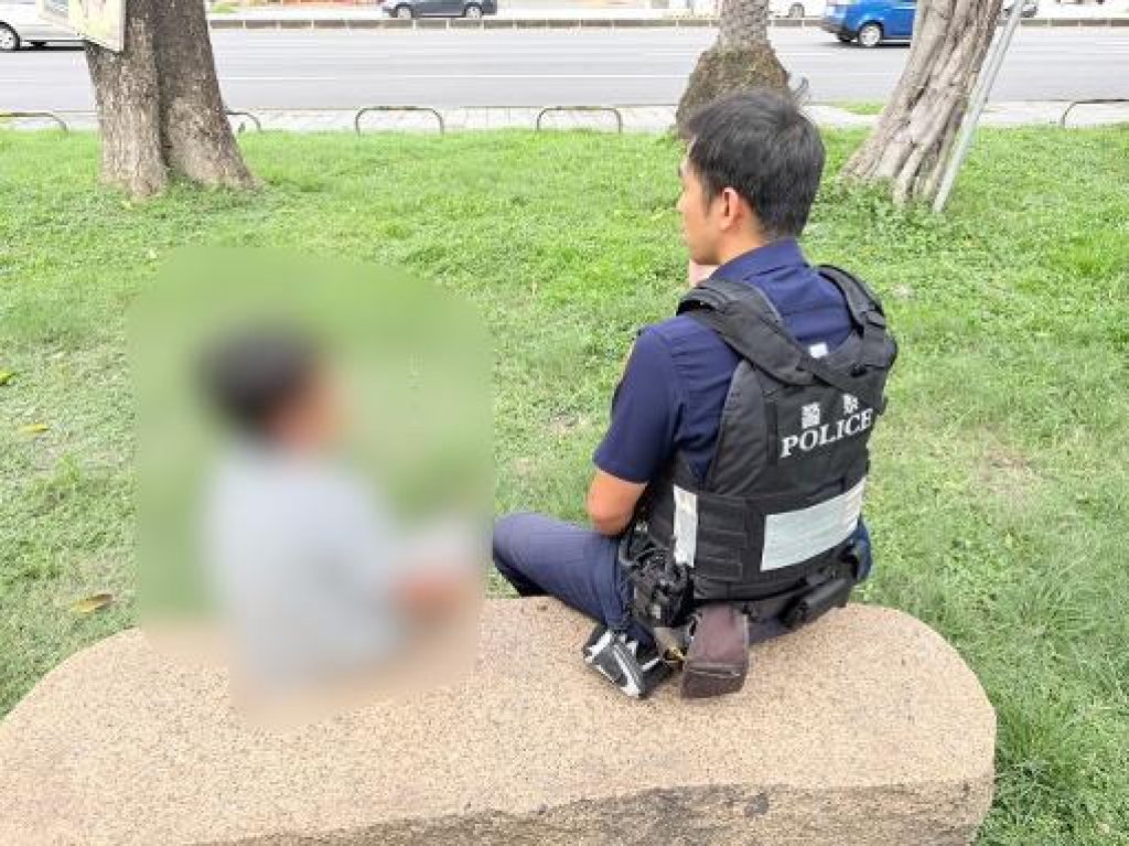   萌童貪看大卡車變身小攝影師！街頭與警大玩躲貓貓   警暖心接送助團圓