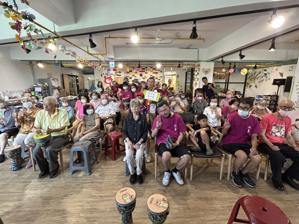 永華社區復健中心的非洲鼓隊前往府前日照中心開心表演 祝他們父親節快樂