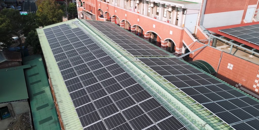 臺南市推動公有屋頂光電 公部門帶頭活化屋頂空間落實能源轉型