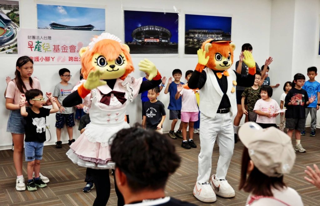 成大醫院攜手台灣早產兒基金會舉辦「早產兒好棒棒！神隊友家庭棒球體驗日」