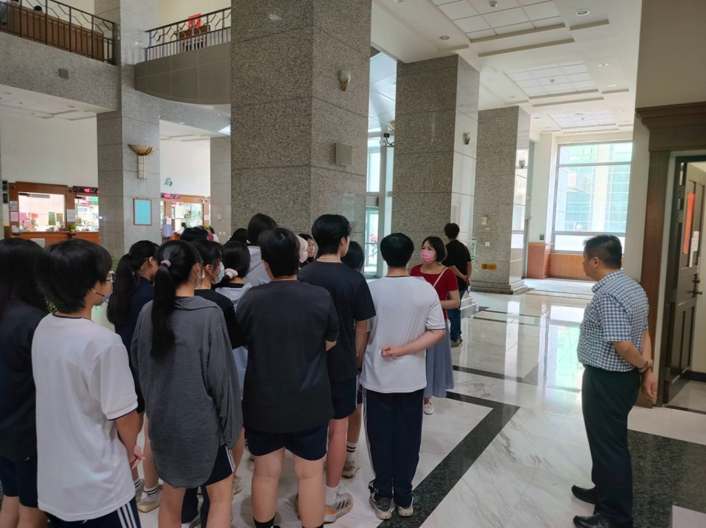 把法庭變教室！臺南市教育局攜手臺南地方法院 邀請南寧高中師生「逗陣繞法院」