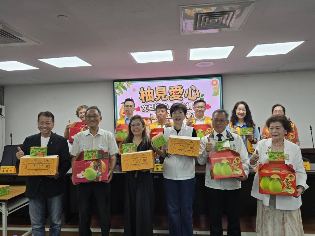 中秋月圓做公益 陳怡珍、青果西施攜手企業團體 力挺果農送文旦 助弱勢過佳節