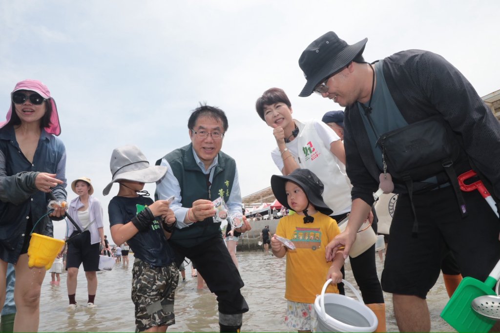 2026台南七股海鮮節熱鬧登場 黃偉哲歡迎親子挖文蛤、嚐鮮味暢遊濱海  