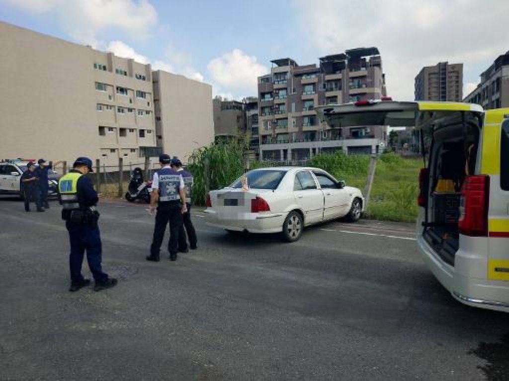 汽車緩慢滑行至路旁護欄停止 男子陳屍車內　死者身上查獲一支電子煙