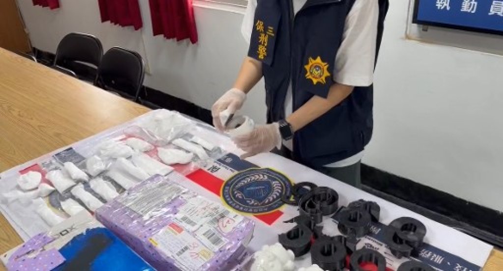 3D玩具熊驚藏愷他命 保三總隊聯手海關偵破走私毒品案，橋頭地檢指揮溯源逮雙嫌