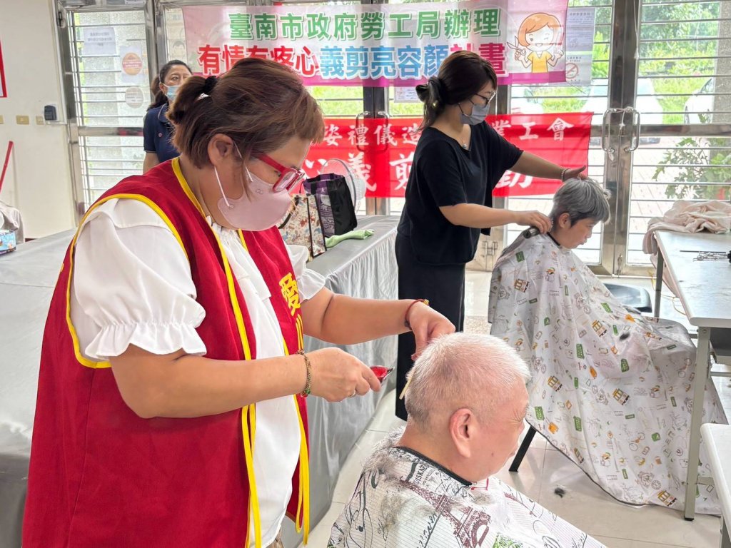 雙工會接力送暖 勞工局攜手職人義剪 關懷教養院與護理之家長者