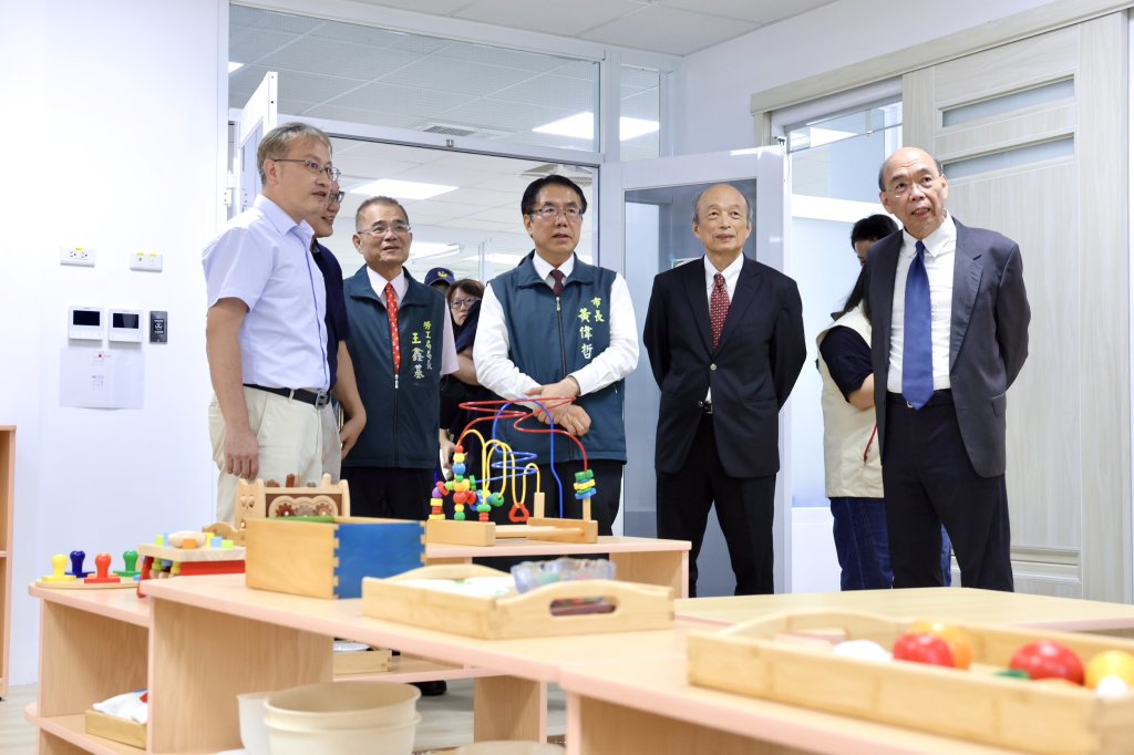 奇景光電設置附屬幼兒園突破台南工業區托育限制 黃偉哲親自前往剪綵並參觀設施