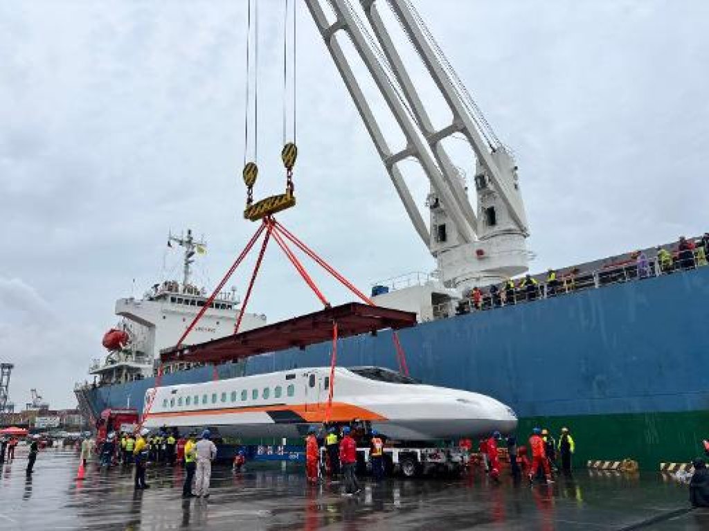 港務公司串聯海陸運輸 高雄港迎接台灣高鐵N700ST新世代列車12節車廂 