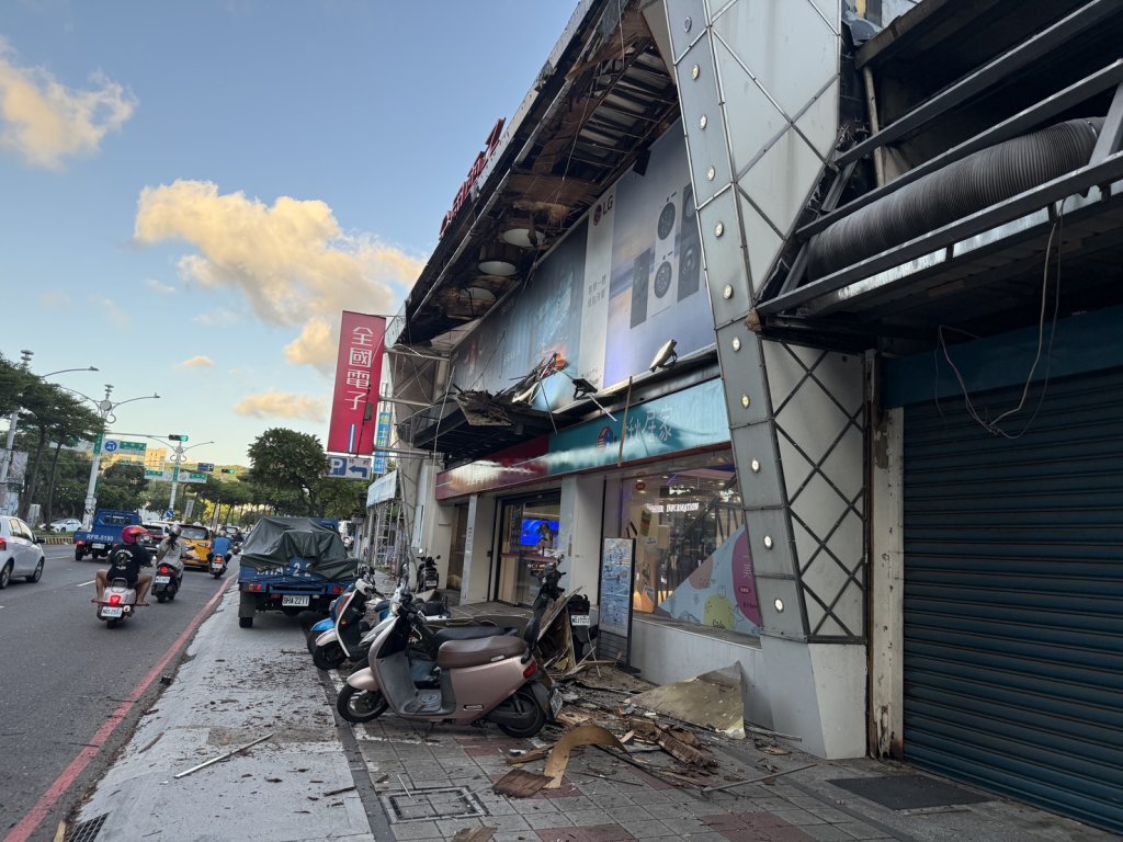 店家屋簷坍塌砸毀5部機車 桃警迅速封鎖現場維護安全