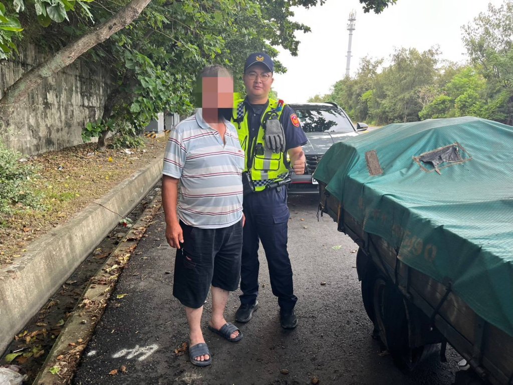 車輛突爆胎│大武警協助解困