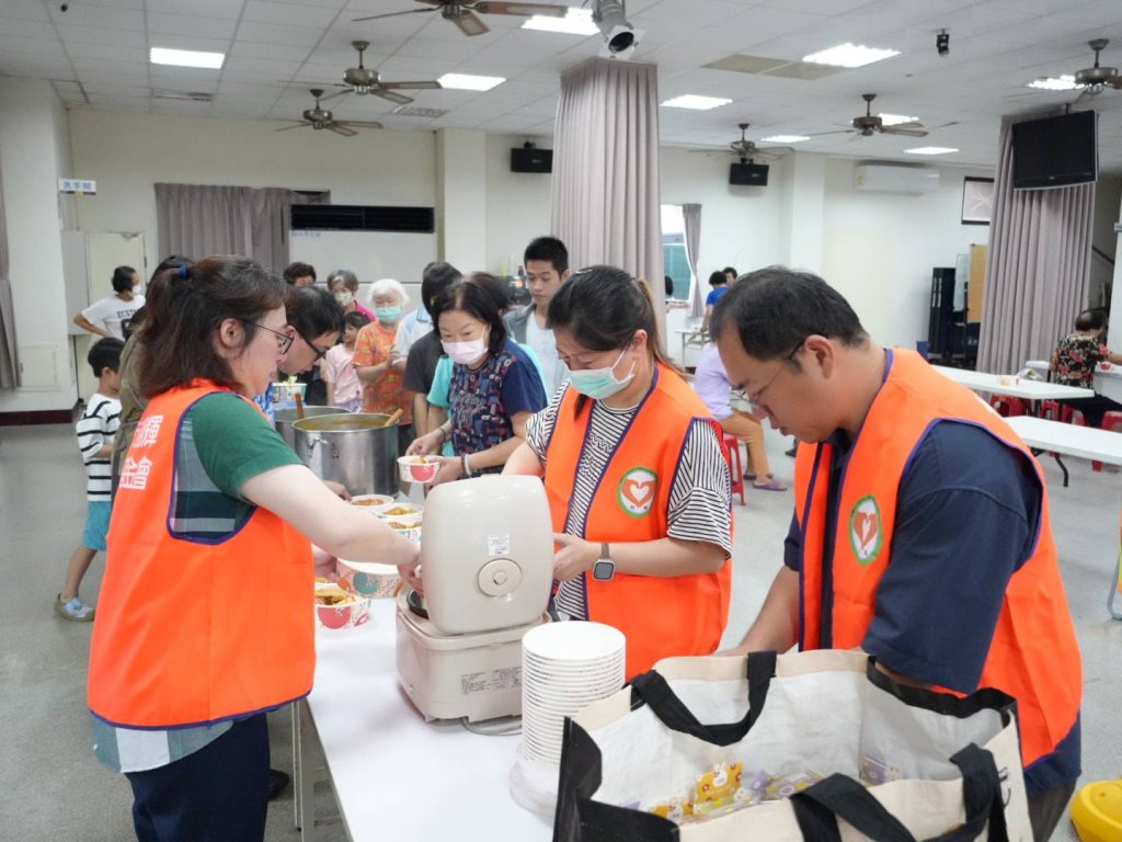 祖父母節暖心開飯　南市醫偕明輝基金會、愛心店家社區傳愛  