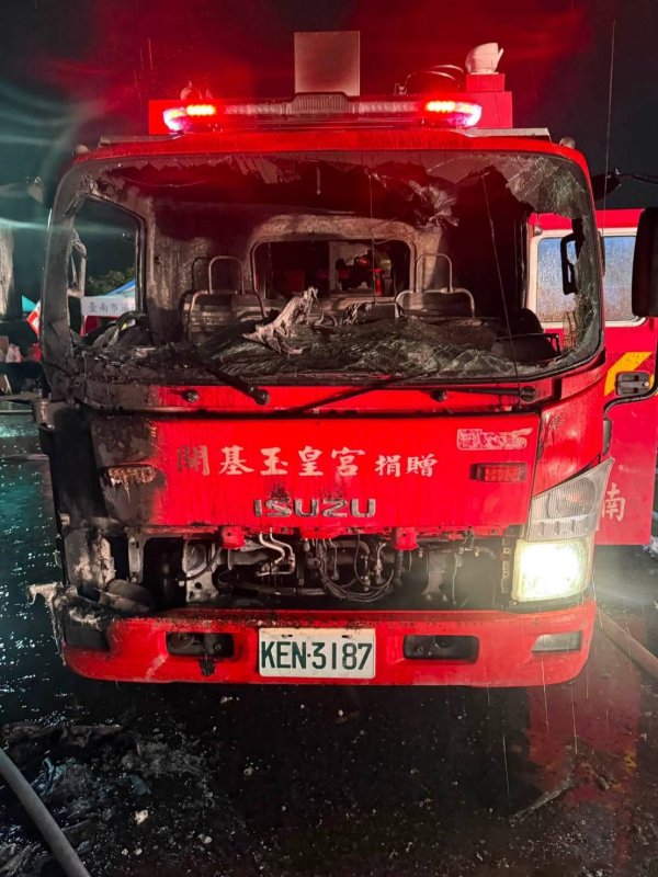 台南安南區空地堆置廢棄物引發火警 市府全力灌救、安置民眾並啟動後續處置