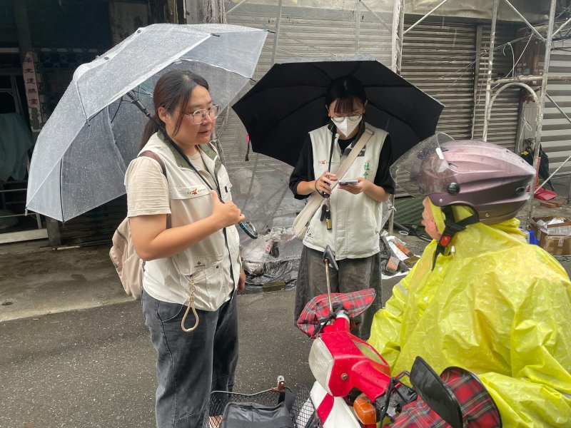 臺南安南區火災爆炸案 社會局社工團隊冒風雨至災區關懷受災戶
