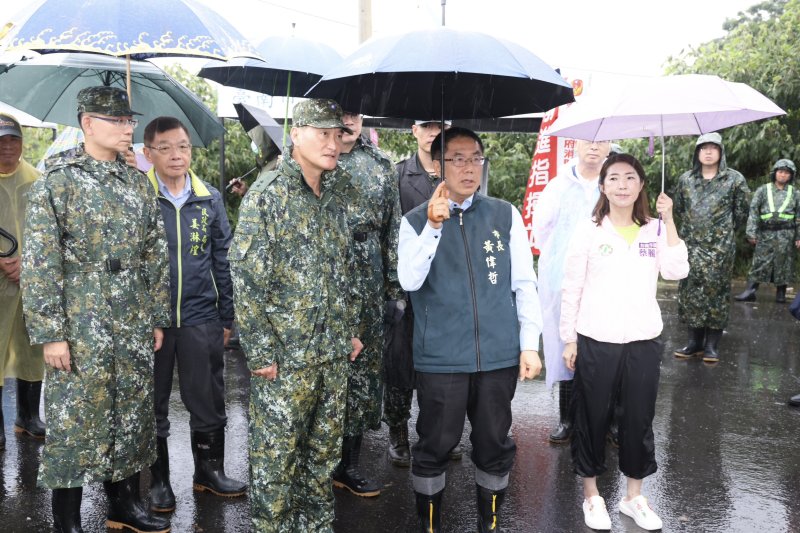黃偉哲再赴安南爆炸現場 感謝國軍增援協助居民重整家園
