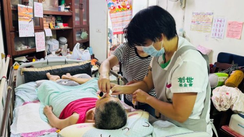 秉持人道主義 創世維護臥床失能者尊嚴 到宅服務，接住臥床後的每一天