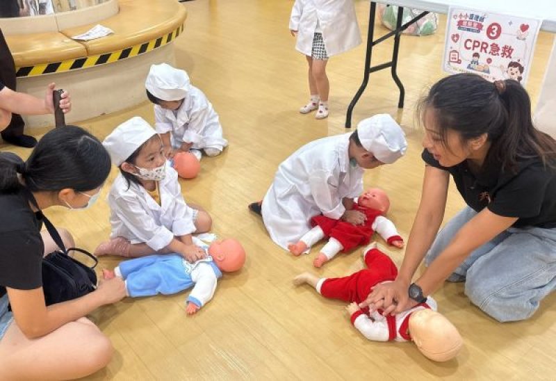 仁武親子館「小小護理師」上線！CPR、傷口包紮樣樣來
