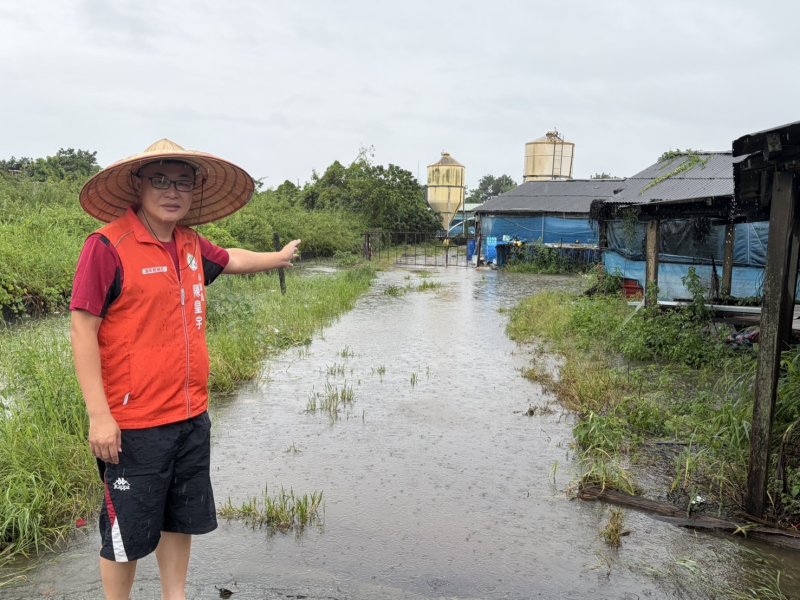 豪雨造成仁德養雞場淹水 議員陳皇宇籲農業局協助災損