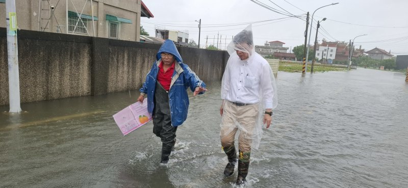 台南遭「超大豪雨」襲擊 立委郭國文送熱食至災區並協調抽水設施