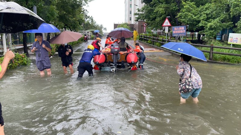 豪雨狂炸長和路積水 消防出動橡皮艇接駁安南醫院病患安全就醫