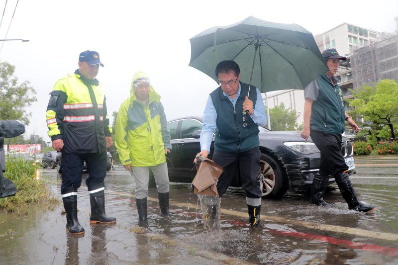 黃偉哲視察安南、仁德淹水災情 研討這次排水系統如何改善防洪韌性